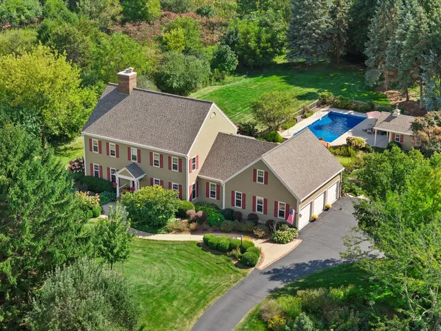 $1,099,000 | N40-w33325 Woodsview Drive, Nashotah, WI 53058