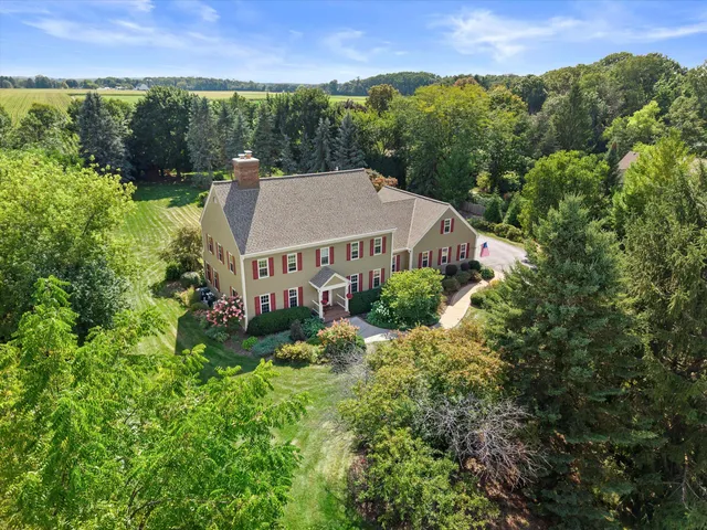 $1,099,000 | N40-w33325 Woodsview Drive, Nashotah, WI 53058