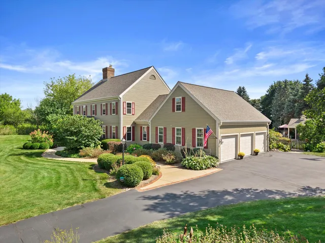 $1,099,000 | N40-w33325 Woodsview Drive, Nashotah, WI 53058