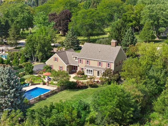 $1,099,000 | N40-w33325 Woodsview Drive, Nashotah, WI 53058