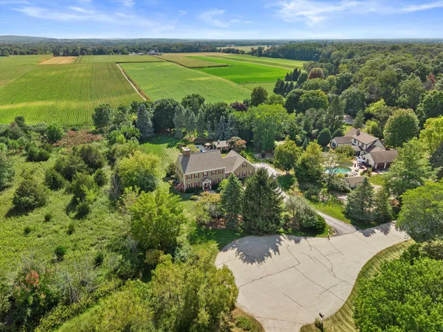$1,099,000 | N40-w33325 Woodsview Drive, Nashotah, WI 53058