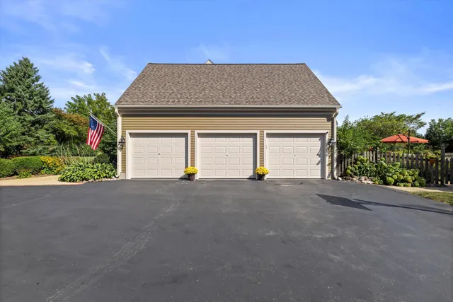$1,099,000 | N40-w33325 Woodsview Drive, Nashotah, WI 53058