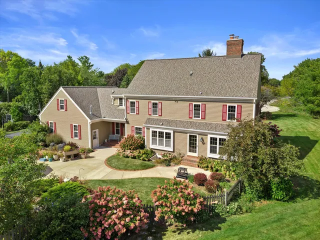 $1,099,000 | N40-w33325 Woodsview Drive, Nashotah, WI 53058