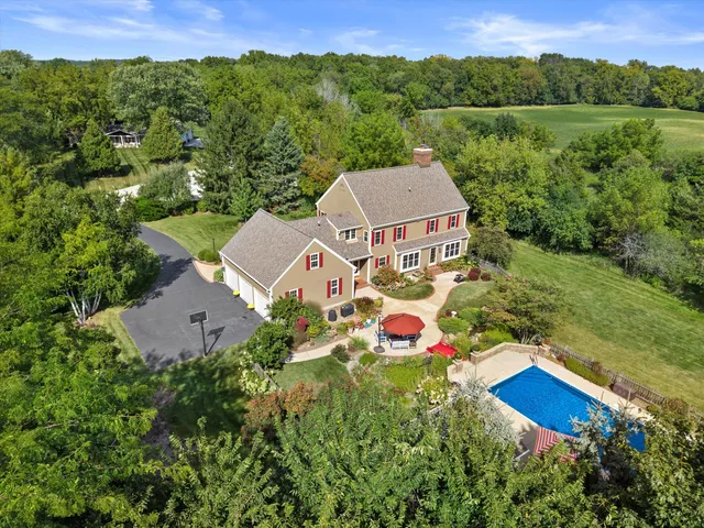 $1,099,000 | N40-w33325 Woodsview Drive, Nashotah, WI 53058