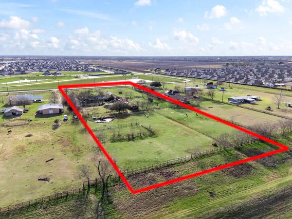 a view of an outdoor space and city view