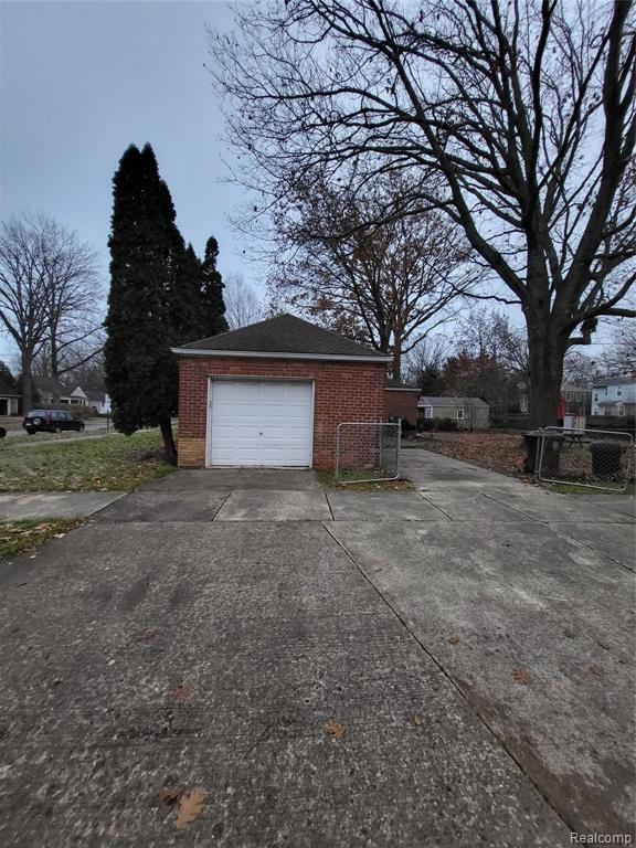 2239 Roslyn Road Harper Woods, MI 48236 - Photo 3 of 32
