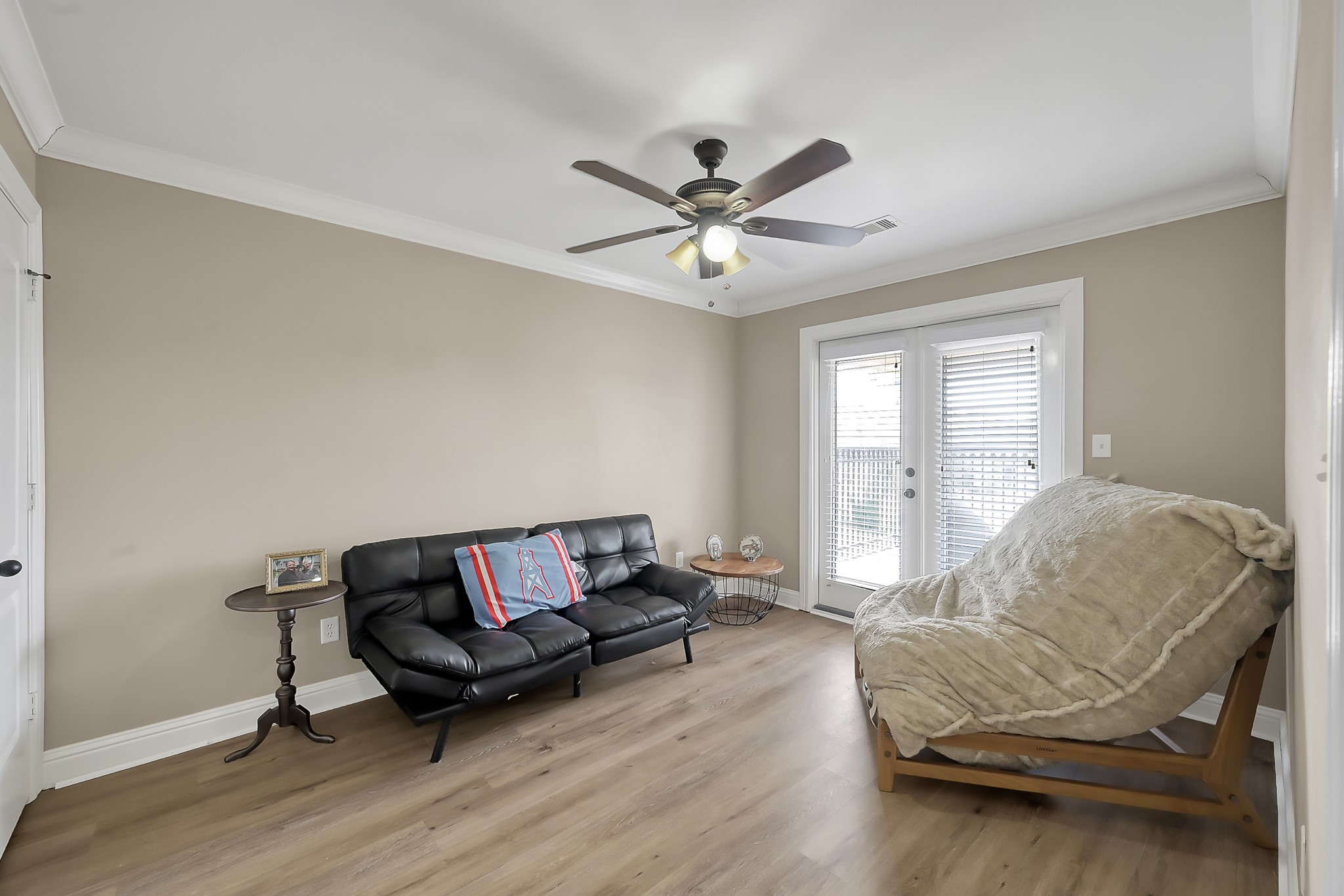 113 Capetown Way Montgomery, TX 77356 - Photo 32 of 39 a living room with furniture and a potted plant