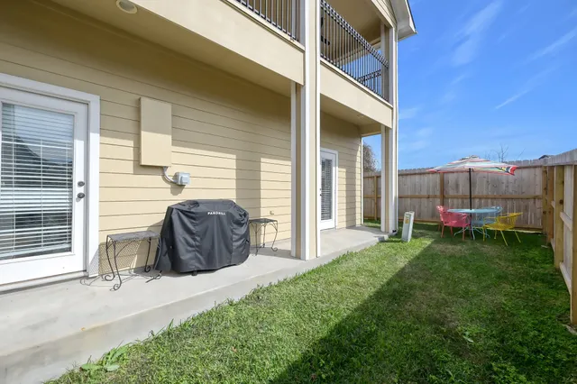 a view of a house with backyard