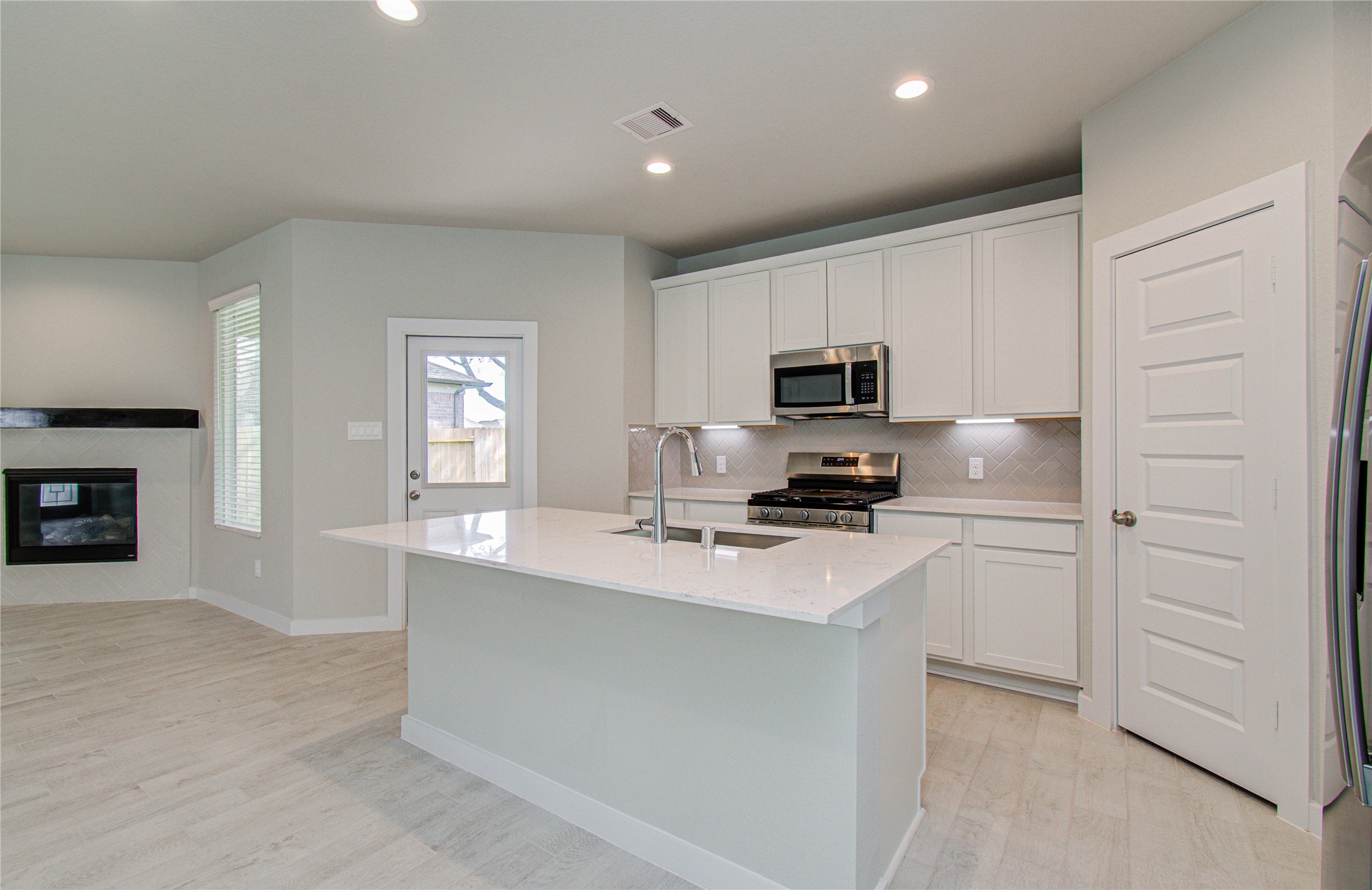 15723 Telge Ridge Lane Cypress, TX 77429 - Photo 8 of 31 a kitchen with a refrigerator stove and microwave
