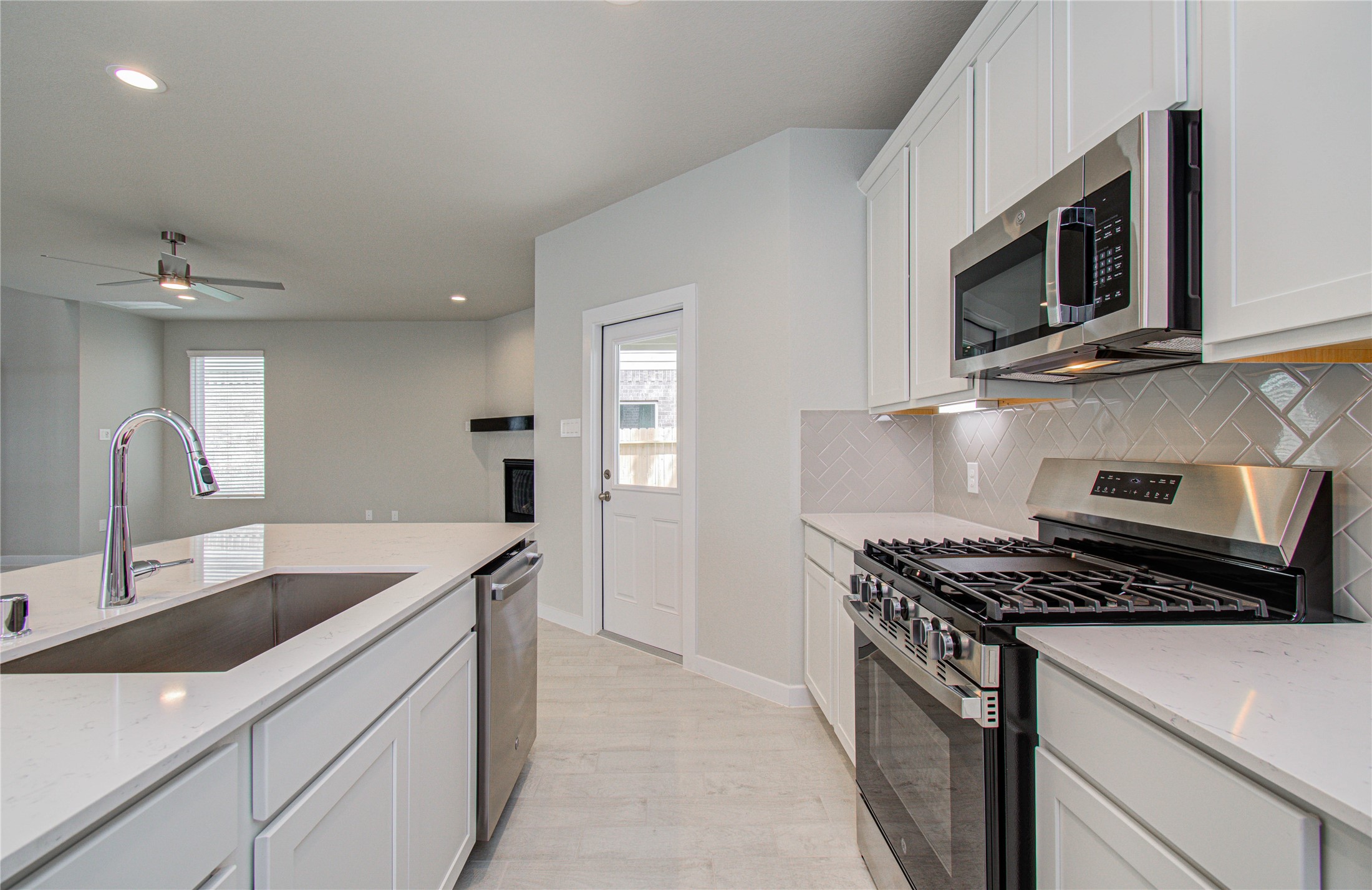 15723 Telge Ridge Lane Cypress, TX 77429 - Photo 10 of 31 a kitchen with stainless steel appliances granite countertop a sink stove and microwave