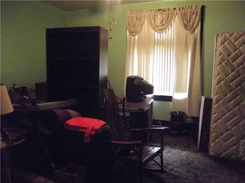 409 Ella Street McKees Rocks, PA 15136 - Photo 7 of 20 Living Room.