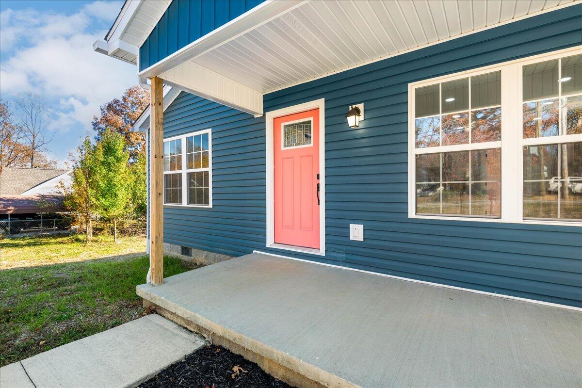 915 West 8th Street Corbin, KY 40701 - Photo 27 of 33 04-Front Porch