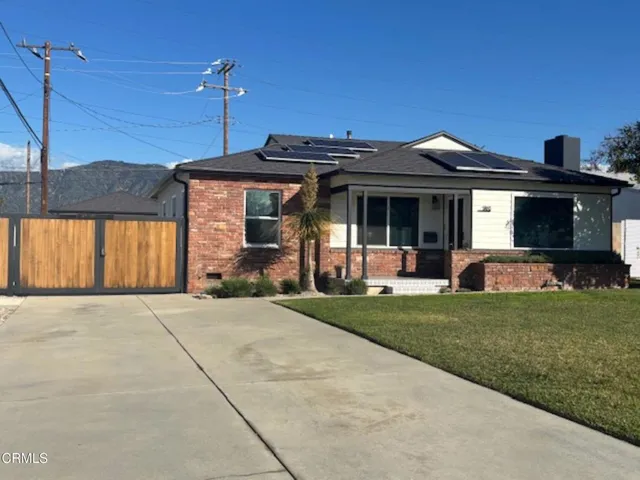 a view of a house with yard and porch