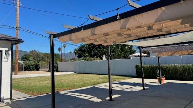 a view of a backyard