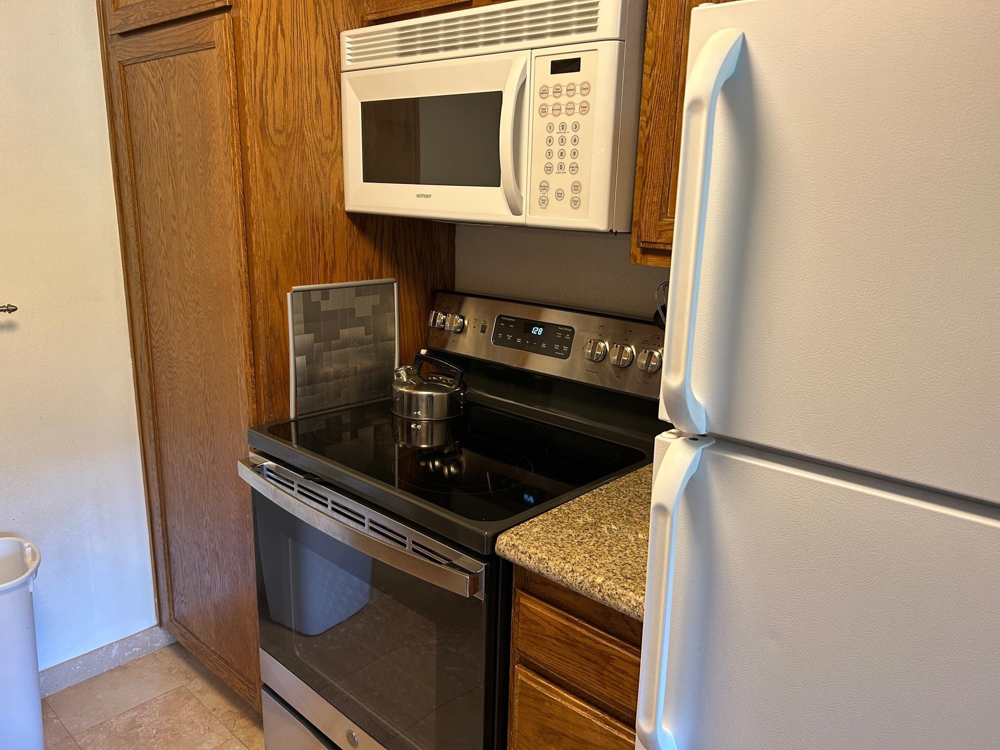 266 Snowcreek Road, Unit 266 Mammoth Lakes, CA 93546 - Photo 16 of 27 a close view of stove and microwave