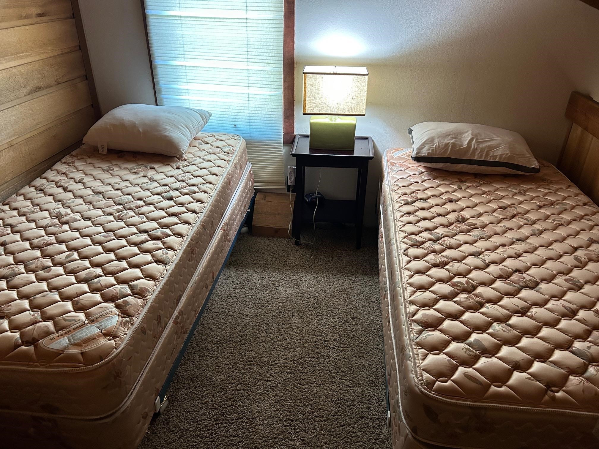 266 Snowcreek Road, Unit 266 Mammoth Lakes, CA 93546 - Photo 24 of 27 a bedroom with a bed and a lamp