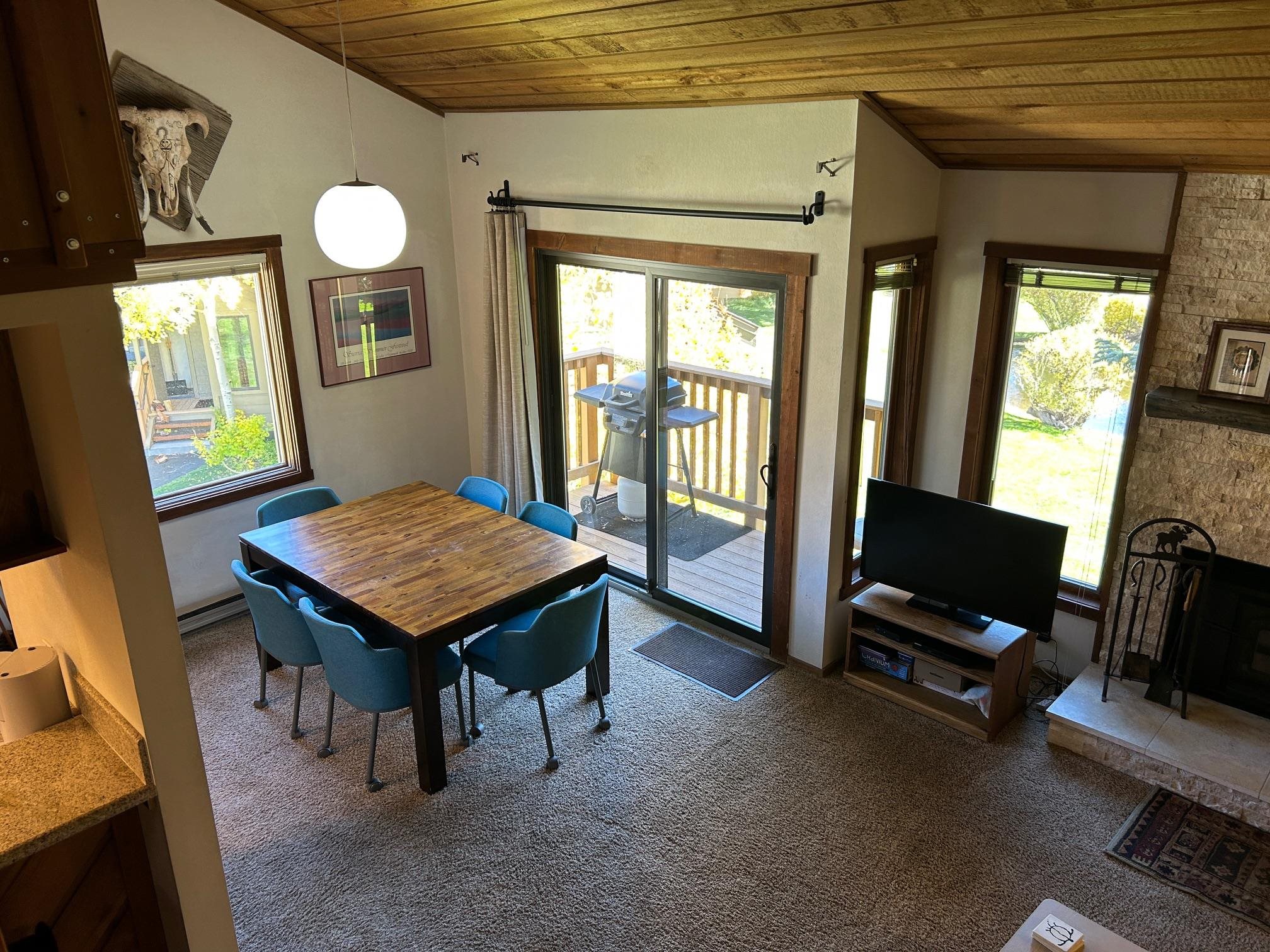 266 Snowcreek Road, Unit 266 Mammoth Lakes, CA 93546 - Photo 5 of 27 a view of a livingroom with furniture
