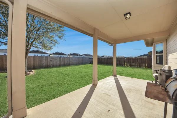 a view of a back yard