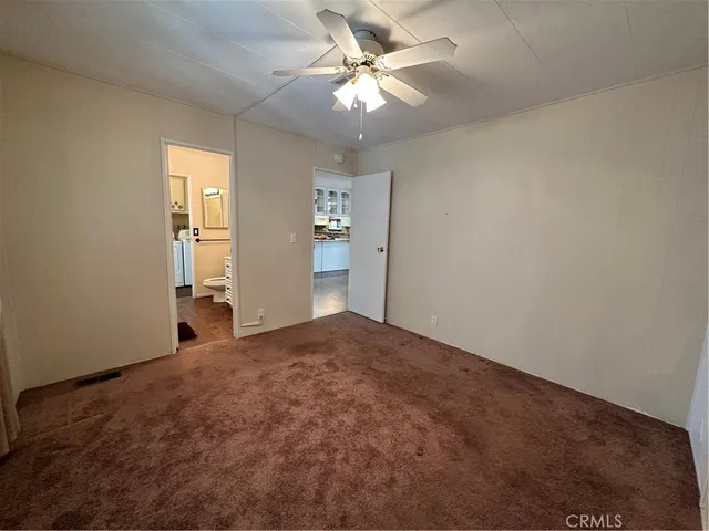a view of empty room with a ceiling fan