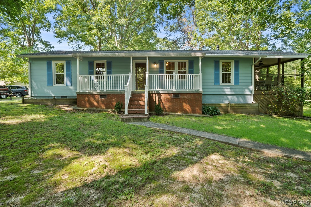 a view of outdoor space yard and porch