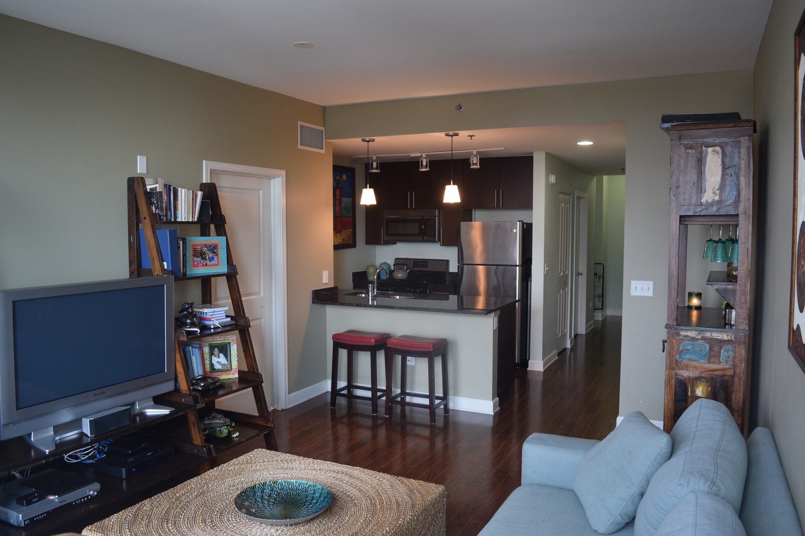 1400 South Michigan Avenue, Unit 2108 Chicago, IL 60605 - Photo 2 of 14 a living room with furniture kitchen view and kitchen view