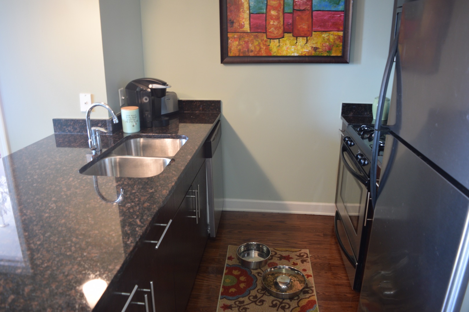 1400 South Michigan Avenue, Unit 2108 Chicago, IL 60605 - Photo 8 of 14 a kitchen with sink and mirror