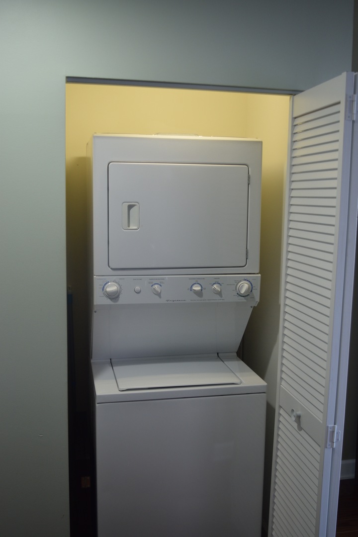 1400 South Michigan Avenue, Unit 2108 Chicago, IL 60605 - Photo 10 of 14 a utility room with dryer and washer