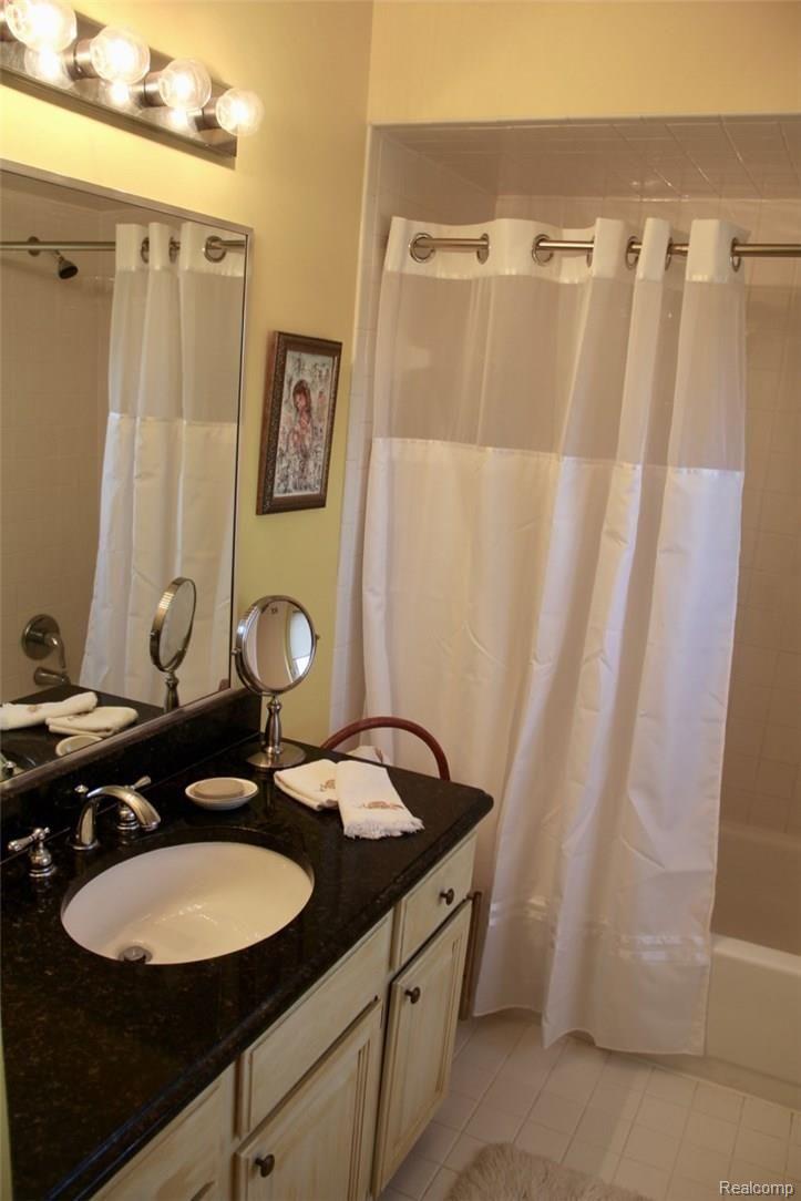 3584 Wedgewood Drive Rochester, MI 48306 - Photo 20 of 37 Upstairs bath with bed.jpg