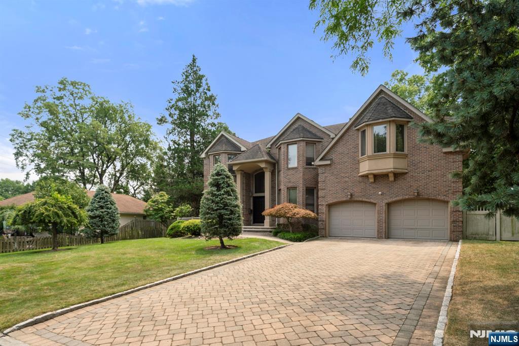 325 Cooper Place Paramus, NJ 07652 - Photo 2 of 31