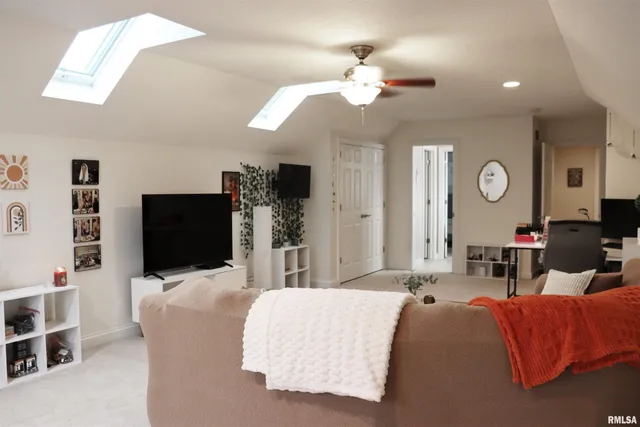 $649,900 | 2 Hunters Way, Washington, IL 61571