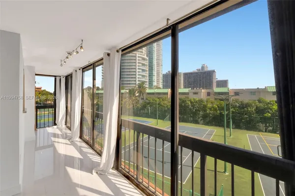$5,250 | 2333 Brickell Avenue, Unit 305, Miami, FL 33129