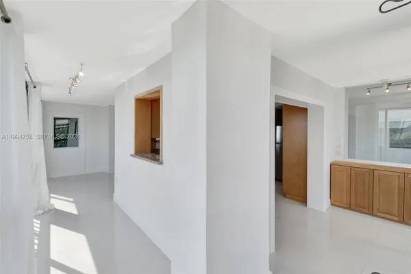 $5,250 | 2333 Brickell Avenue, Unit 305, Miami, FL 33129