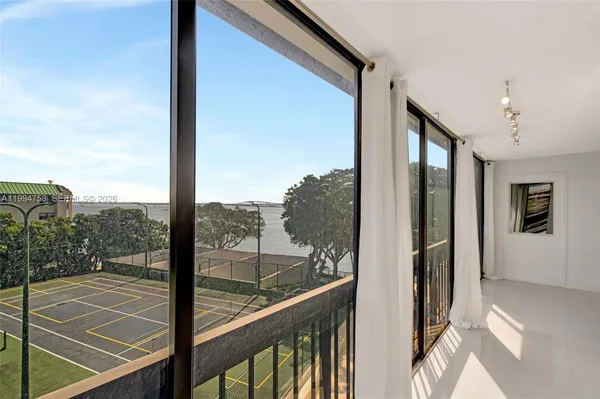 $5,250 | 2333 Brickell Avenue, Unit 305, Miami, FL 33129