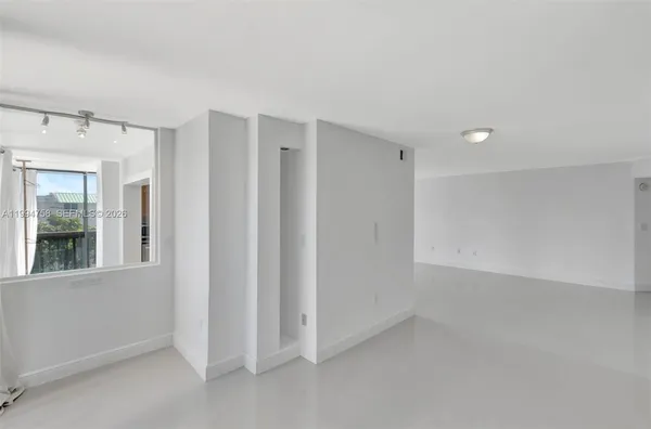 $5,250 | 2333 Brickell Avenue, Unit 305, Miami, FL 33129