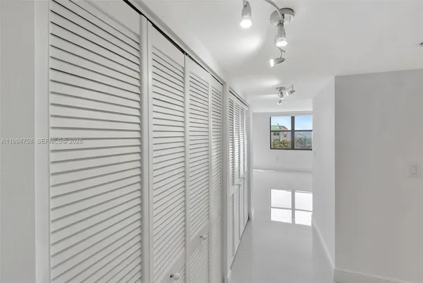 $5,250 | 2333 Brickell Avenue, Unit 305, Miami, FL 33129