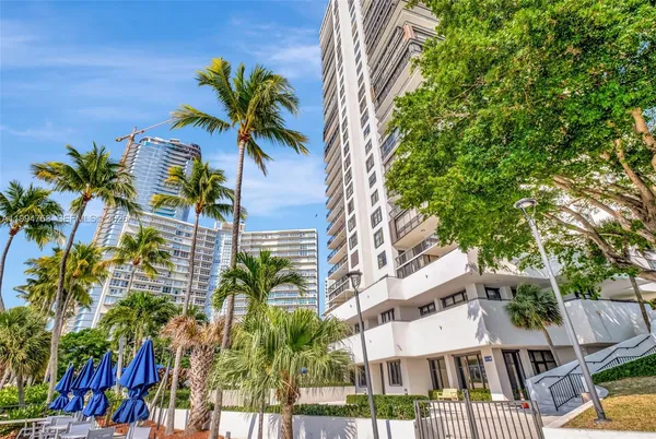 $5,250 | 2333 Brickell Avenue, Unit 305, Miami, FL 33129