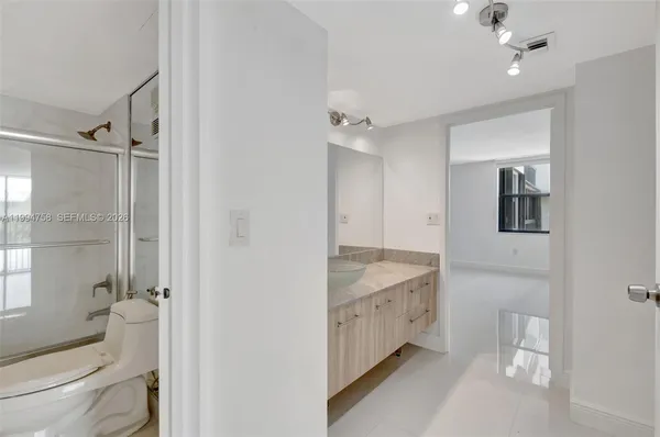 $5,250 | 2333 Brickell Avenue, Unit 305, Miami, FL 33129
