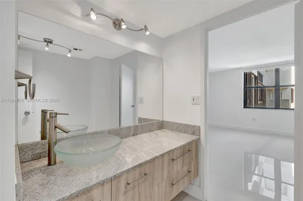 $5,250 | 2333 Brickell Avenue, Unit 305, Miami, FL 33129