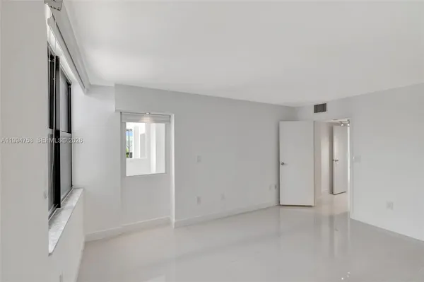 $5,250 | 2333 Brickell Avenue, Unit 305, Miami, FL 33129