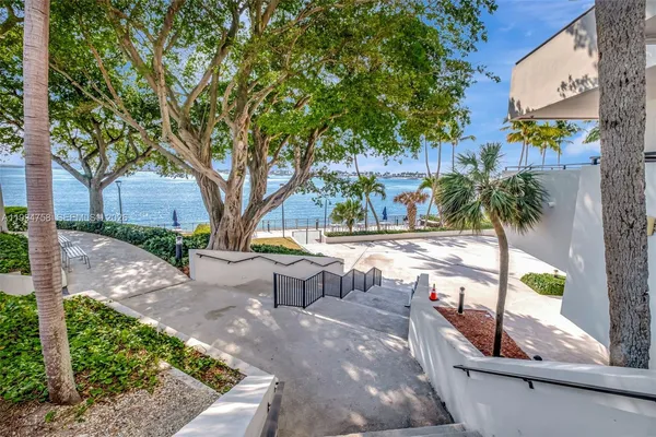$5,250 | 2333 Brickell Avenue, Unit 305, Miami, FL 33129
