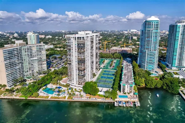 $5,250 | 2333 Brickell Avenue, Unit 305, Miami, FL 33129