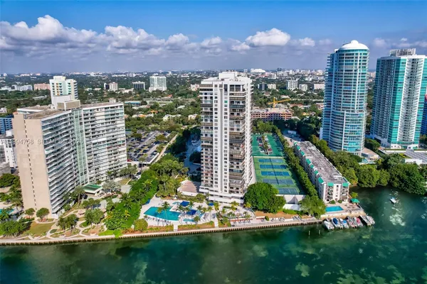 $5,250 | 2333 Brickell Avenue, Unit 305, Miami, FL 33129