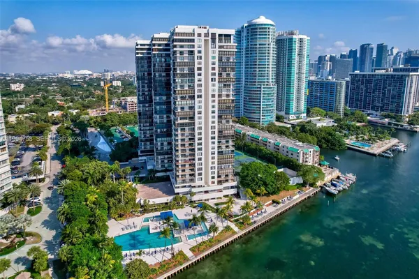 $5,250 | 2333 Brickell Avenue, Unit 305, Miami, FL 33129