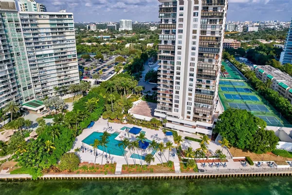 $5,250 | 2333 Brickell Avenue, Unit 305, Miami, FL 33129