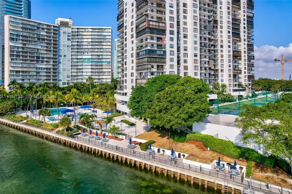 $5,250 | 2333 Brickell Avenue, Unit 305, Miami, FL 33129