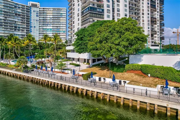 $5,250 | 2333 Brickell Avenue, Unit 305, Miami, FL 33129