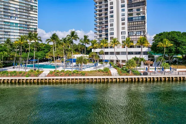 $5,250 | 2333 Brickell Avenue, Unit 305, Miami, FL 33129