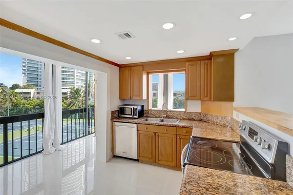 $5,250 | 2333 Brickell Avenue, Unit 305, Miami, FL 33129