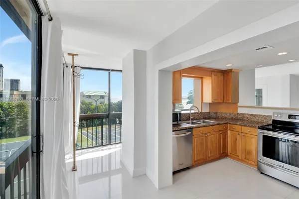 $5,250 | 2333 Brickell Avenue, Unit 305, Miami, FL 33129