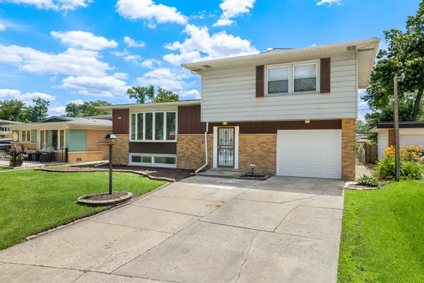$2,850 | 146 Pleasant Drive, Chicago Heights, IL 60411
